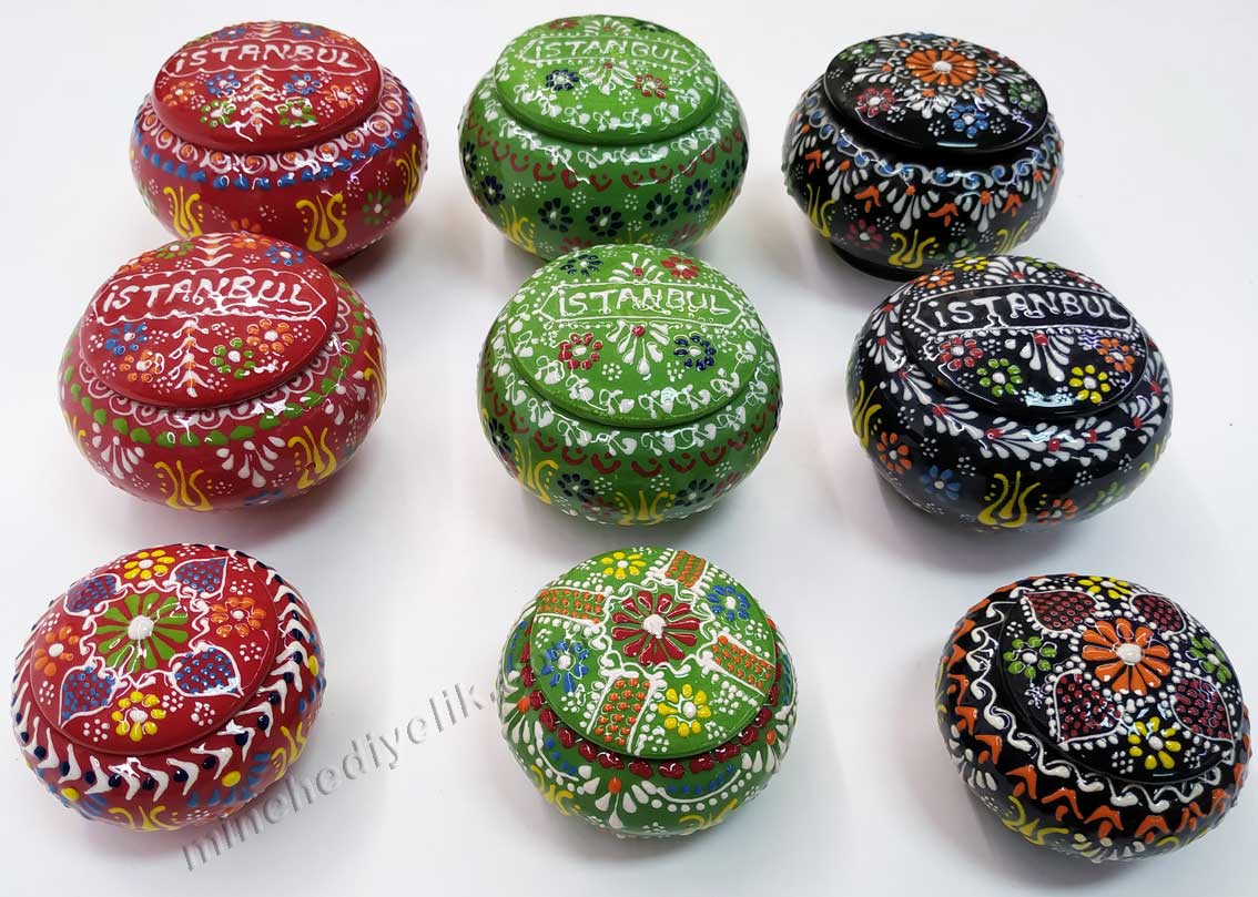Türkiye ve İstanbul a özgü kültürel ve yöresel el yapımı hediyeler dekoratif Kütahya çini şekerlik modelleri