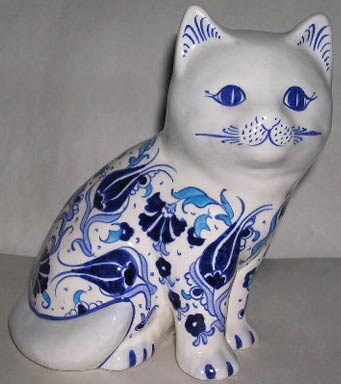 El Yapımı Çini Biblolar Çini Hayvan Serisi Çini Hayvan Bibloları Mavi Beyaz Desenli Çini ve Seramik Kediler Köpekler mavi beyaz desenli cini seramik kedi biblosu
