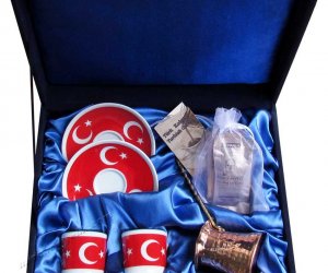 Türk Bayrağı Ay Yıldız Kahve Fincan Takımları Ulusal Milli Bayramlar Törenler Kutlamaları için Kamu Kurumları  Hediye Fikirleri  Ayyıldız Temalı Hediyelik Setler En Anlamlı  Sıra Dışı Benzersiz Kaliteli ve Kalıcı